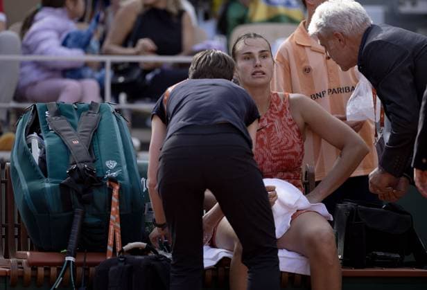 Aryna Sabalenka receives a medical time out French Open Tennis, Day 11, Tennis, Roland Garros, Paris, France - 05 June 2024  Copyright: xEllaxLing Shutterstockx 14521937aw