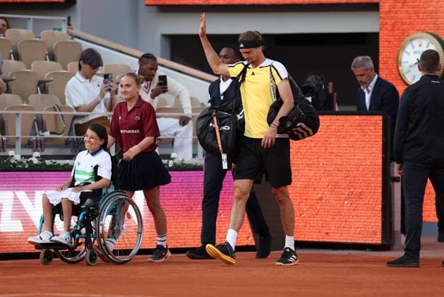 ROLAND GARROS 2024 Thierry Larret Maxppp. Tennis. Roland Garros 2024. Internationaux de France de tennis. Stade Roland Garros, Paris (75). Le 5 juin 2024. Quart de finale. Court Philippe Chatrier : Court Philippe Chatrier : Alexander ZVEREV (GER) vs Alex de MINAUR (AUS) PARIS (75) STADE ROLAND GARROS PARIS ILE DE FRANCE FRANCE  Copyright: xThierryxLarret MAXPPPxThierryxLarretx TL_20240605_1020 0493932837st
