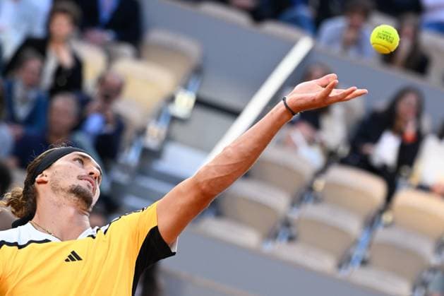 Alexander Zverev ( Allemagne ) serves during the 2024 French Open at Roland Garros on June 5, 2024 in Paris, France. ( Photo by federico pestellini panoramic ) - TENNIS : Roland Garros 2024 - Internationaux de France - 05 06 2024 FedericoPestellini Panoramic 