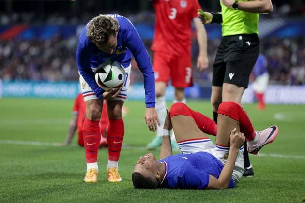 Antoine Griezmann France 7 looks after Kylian MbappÃ France 10 , injured, injury, pain, football, season 20223 2024, friendly match, international match 05 06 2024 national team France Luxembourg France vs Luxembourg Stade Saint Symphorien, Metz