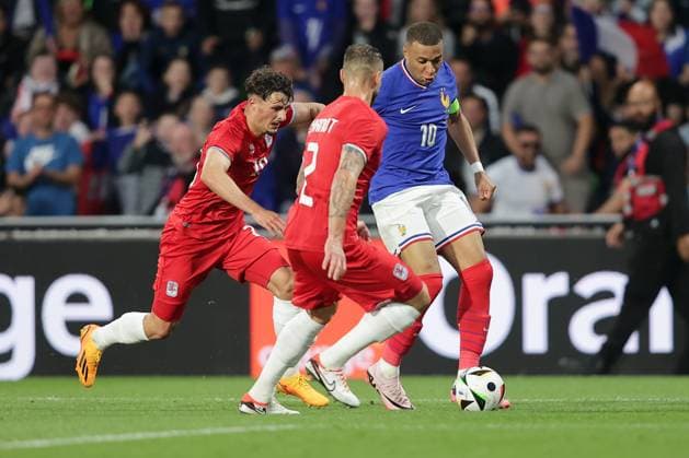 Kylian MbappÃ France 10 in duel with Eldin Dzogovic Luxembourg 20 , Maxime Chanot Luxembourg 2 Football, Season 20223 2024, Friendly match, International match 05 06 2024 National team France Luxembourg France vs Luxembourg Stade Saint Symphorien, Metz