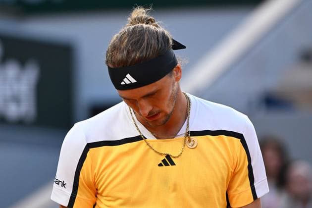 Alexander Zverev ( Allemagne ) looks dejected during the 2024 French Open at Roland Garros on June 5, 2024 in Paris, France. ( Photo by federico pestellini panoramic ) - TENNIS : Roland Garros 2024 - Internationaux de France - 05 06 2024 FedericoPestellini Panoramic 