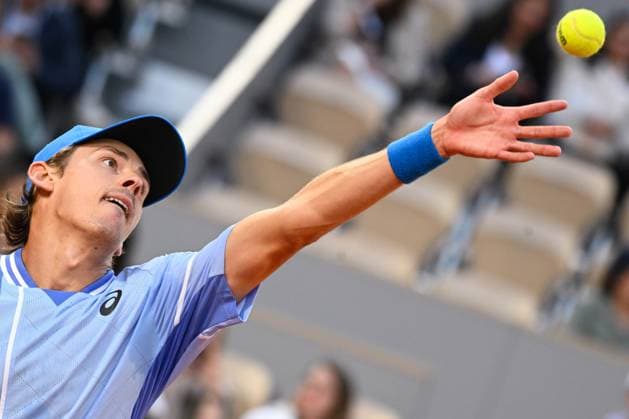 Alex De Minaur ( AUS ) serves during the 2024 French Open at Roland Garros on June 5, 2024 in Paris, France. ( Photo by federico pestellini panoramic ) - TENNIS : Roland Garros 2024 - Internationaux de France - 05 06 2024 FedericoPestellini Panoramic 