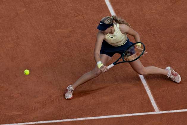 2024 French Open - Day 11 Mirra Andreeva is returning the ball against Aryna Sabalenka at the Roland Garros Grand Slam Tournament in Paris, France, on June 5, 2024. Paris France  Copyright: xRobertxSzaniszlox originalFilename:szaniszlo-notitle240605_nptDK.jpg