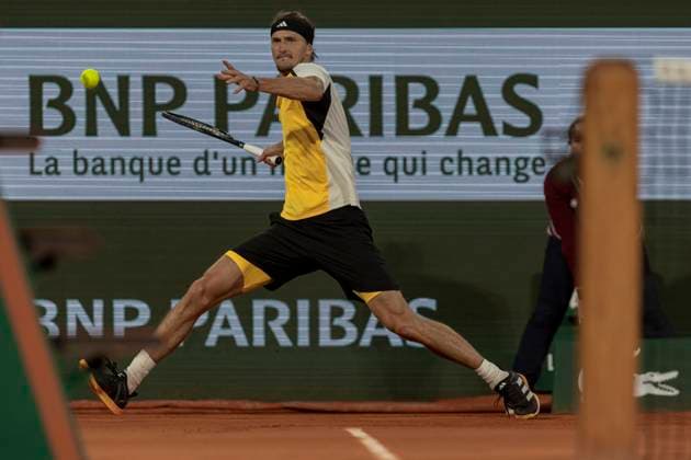 2024 French Open - Day 11 Alexander Zverev is returning the ball against Alex De Minaur at the Roland Garros Grand Slam Tournament - Day 11 in Paris, France, on June 5, 2024. Paris France  Copyright: xRobertxSzaniszlox originalFilename:szaniszlo-notitle240605_npAbg.jpg