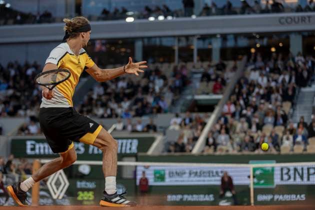 2024 French Open - Day 11 Alexander Zverev is returning the ball against Alex De Minaur at the Roland Garros Grand Slam Tournament - Day 11 in Paris, France, on June 5, 2024. Paris France  Copyright: xRobertxSzaniszlox originalFilename:szaniszlo-notitle240605_npHsw.jpg
