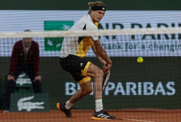 2024 French Open - Day 11 Alexander Zverev is returning the ball against Alex De Minaur at the Roland Garros Grand Slam Tournament - Day 11 in Paris, France, on June 5, 2024. Paris France  Copyright: xRobertxSzaniszlox originalFilename:szaniszlo-notitle240605_npZ6u.jpg