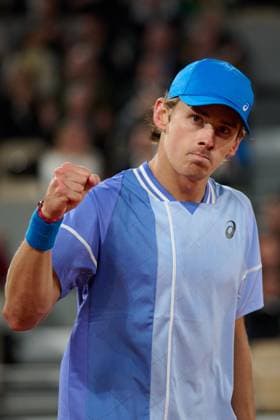 (240606) -- PARIS, June 6, 2024 -- Alex de Minaur celebrates a score during the men s singles quarterfinal match between Alexander Zverev of Germany and Alex de Minaur of Australia at the French Open tennis tournament at Roland Garros, Paris, France, June 5, 2024. ) (SP)FRANCE-PARIS-TENNIS-FRENCH OPEN-MEN S SINGLES MengxDingbo 