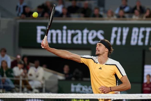 (240606) -- PARIS, June 6, 2024 -- Alexander Zverev hits a return during the men s singles quarterfinal match between Alexander Zverev of Germany and Alex de Minaur of Australia at the French Open tennis tournament at Roland Garros, Paris, France, June 5, 2024. ) (SP)FRANCE-PARIS-TENNIS-FRENCH OPEN-MEN S SINGLES MengxDingbo 