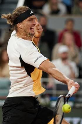 Sport Bilder des Tages (240606) -- PARIS, June 6, 2024 -- Alexander Zverev hits a return during the men s singles quarterfinal match between Alexander Zverev of Germany and Alex de Minaur of Australia at the French Open tennis tournament at Roland Garros, Paris, France, June 5, 2024. ) (SP)FRANCE-PARIS-TENNIS-FRENCH OPEN-MEN S SINGLES MengxDingbo 