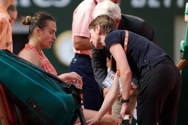 (240606) -- PARIS, June 6, 2024 -- Aryna Sabalenka (L) talks to medical staff during the women s singles quarterfinal match between Mirra Andreeva of Russia and Aryna Sabalenka of Belarus at the French Open tennis tournament at Roland Garros, Paris, France, June 5, 2024. ) (SP)FRANCE-PARIS-TENNIS-FRENCH OPEN-WOMEN S SINGLES MengxDingbo 