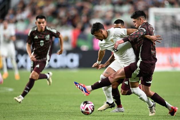 RECORD DATE NOT STATED Seleccion Mexicana 2024 Mexico vs Uruguay Luciano Rodriguez (L) of Uruguay fights for the ball with Edson Alvarez (R) of Mexico during the game International Friendly, Länderspiel, Nationalmannschaft between Mexican national team, Nationalteam (Mexico) and Uruguay at Empower Field at Mile High Stadium, on June 05, 2024, Denver Colorado, United States. DENVER COLORADO UNITED STATES  Copyright: xDavidxLeahx 20240605225013_SNM_AM_MEX_URU_ALVAREZ110
