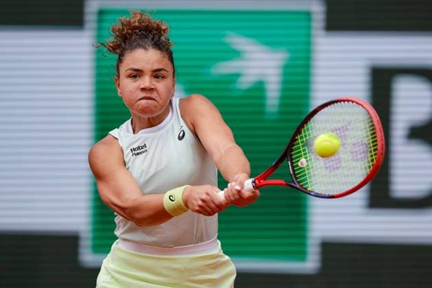 05 06 2024, Tennis, French Open 2024 Roland Garros, FRA, Paris, picture from left Elena Rybakina of Kazakhstan plays a backhand Copyright: HMBxMedia AntonioxBorga