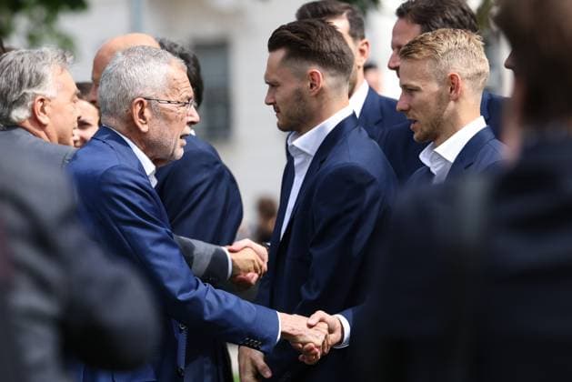 SOCCER - UEFA EURO, EM, Europameisterschaft,Fussball 2024 VIENNA,AUSTRIA,06.JUN.24 - SOCCER - UEFA European Championship, EM, Europameisterschaft preview, farewell ceremony OEFB Team. Image shows president Alexander van der Bellen (Austria) and Marco Gruell (AUT).  GEPAxpictures xArminxRauthner