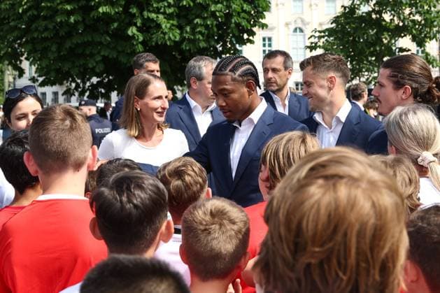 SOCCER - UEFA EURO, EM, Europameisterschaft,Fussball 2024 VIENNA,AUSTRIA,06.JUN.24 - SOCCER - UEFA European Championship, EM, Europameisterschaft preview, farewell ceremony OEFB Team. Image shows David Alaba, Christoph Baumgartner and Marcel Sabitzer (AUT) with fans.  GEPAxpictures xArminxRauthner