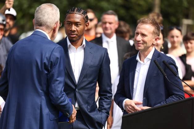 SOCCER - UEFA EURO, EM, Europameisterschaft,Fussball 2024 VIENNA,AUSTRIA,06.JUN.24 - SOCCER - UEFA European Championship, EM, Europameisterschaft preview, farewell ceremony OEFB Team. Image shows president Alexander van der Bellen (Austria), David Alaba (AUT) and president Klaus Mittendorfer (OEFB).  GEPAxpictures xArminxRauthner