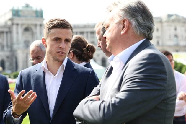 SOCCER - UEFA EURO, EM, Europameisterschaft,Fussball 2024 VIENNA,AUSTRIA,06.JUN.24 - SOCCER - UEFA European Championship, EM, Europameisterschaft preview, farewell ceremony OEFB Team. Image shows Christoph Baumgartner (AUT) and vice chancellor and minister of sports Werner Kogler (Austria).  GEPAxpictures xArminxRauthner