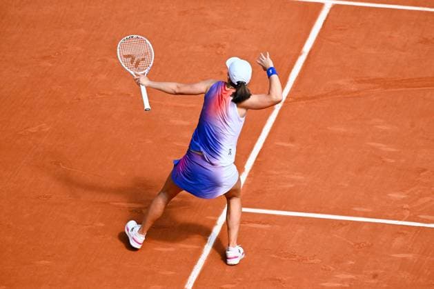Iga Swiatek ( POL ) celebrates her match victory during the 2024 French Open at Roland Garros on June 6, 2024 in Paris, France. ( Photo by federico pestellini panoramic ) - TENNIS : Roland Garros 2024 - Internationaux de France - 06 06 2024 FedericoPestellini Panoramic 