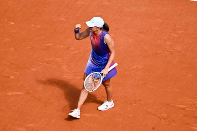 Iga Swiatek ( POL ) celebrates her match victory during the 2024 French Open at Roland Garros on June 6, 2024 in Paris, France. ( Photo by federico pestellini panoramic ) - TENNIS : Roland Garros 2024 - Internationaux de France - 06 06 2024 FedericoPestellini Panoramic 