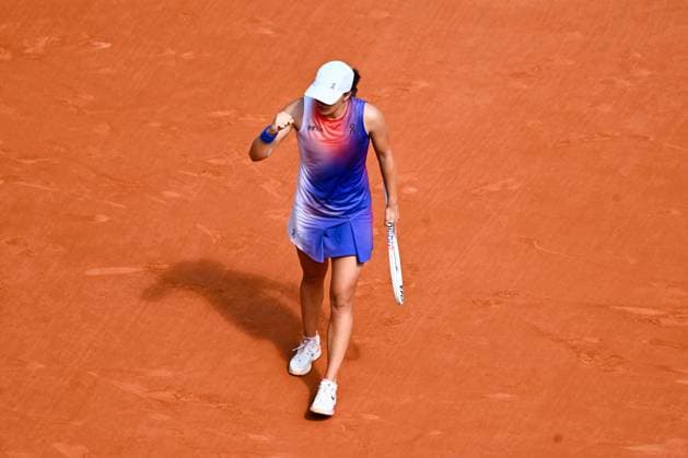 Iga Swiatek ( POL ) celebrates her match victory during the 2024 French Open at Roland Garros on June 6, 2024 in Paris, France. ( Photo by federico pestellini panoramic ) - TENNIS : Roland Garros 2024 - Internationaux de France - 06 06 2024 FedericoPestellini Panoramic 