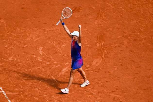 Iga Swiatek ( POL ) celebrates her match victory during the 2024 French Open at Roland Garros on June 6, 2024 in Paris, France. ( Photo by federico pestellini panoramic ) - TENNIS : Roland Garros 2024 - Internationaux de France - 06 06 2024 FedericoPestellini Panoramic 