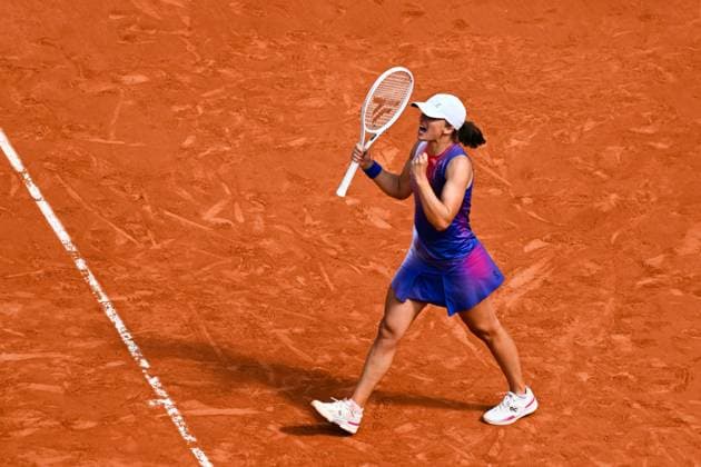 Iga Swiatek ( POL ) celebrates her match victory during the 2024 French Open at Roland Garros on June 6, 2024 in Paris, France. ( Photo by federico pestellini panoramic ) - TENNIS : Roland Garros 2024 - Internationaux de France - 06 06 2024 FedericoPestellini Panoramic 