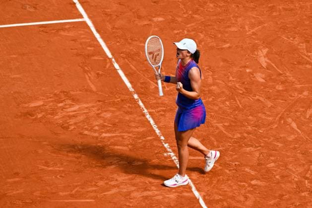 Iga Swiatek ( POL ) celebrates her match victory during the 2024 French Open at Roland Garros on June 6, 2024 in Paris, France. ( Photo by federico pestellini panoramic ) - TENNIS : Roland Garros 2024 - Internationaux de France - 06 06 2024 FedericoPestellini Panoramic 
