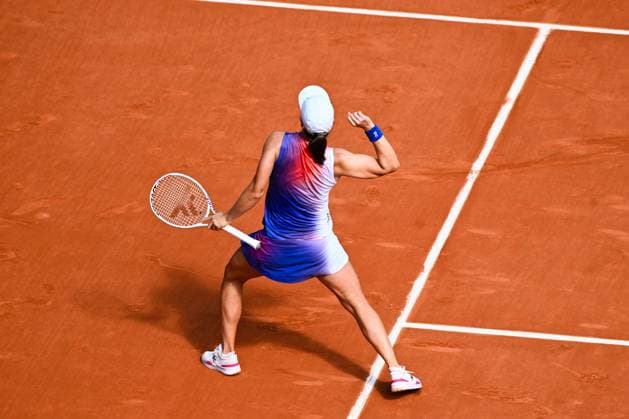 Iga Swiatek ( POL ) celebrates her match victory during the 2024 French Open at Roland Garros on June 6, 2024 in Paris, France. ( Photo by federico pestellini panoramic ) - TENNIS : Roland Garros 2024 - Internationaux de France - 06 06 2024 FedericoPestellini Panoramic 