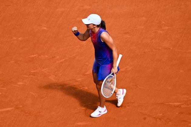Iga Swiatek ( POL ) celebrates her match victory during the 2024 French Open at Roland Garros on June 6, 2024 in Paris, France. ( Photo by federico pestellini panoramic ) - TENNIS : Roland Garros 2024 - Internationaux de France - 06 06 2024 FedericoPestellini Panoramic 