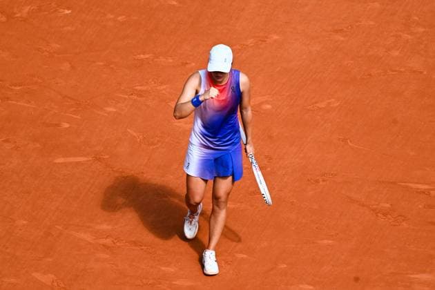Iga Swiatek ( POL ) celebrates her match victory during the 2024 French Open at Roland Garros on June 6, 2024 in Paris, France. ( Photo by federico pestellini panoramic ) - TENNIS : Roland Garros 2024 - Internationaux de France - 06 06 2024 FedericoPestellini Panoramic 