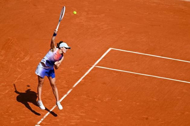 Iga Swiatek ( POL ) serves during the 2024 French Open at Roland Garros on June 6, 2024 in Paris, France. ( Photo by federico pestellini panoramic ) - TENNIS : Roland Garros 2024 - Internationaux de France - 06 06 2024 FedericoPestellini Panoramic 