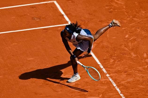 Coco Gauff ( USA ) serves during the 2024 French Open at Roland Garros on June 6, 2024 in Paris, France. ( Photo by federico pestellini panoramic ) - TENNIS : Roland Garros 2024 - Internationaux de France - 06 06 2024 FedericoPestellini Panoramic 