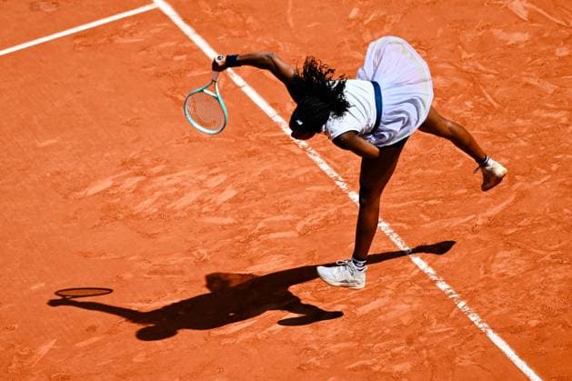 Coco Gauff ( USA ) serves during the 2024 French Open at Roland Garros on June 6, 2024 in Paris, France. ( Photo by federico pestellini panoramic ) - TENNIS : Roland Garros 2024 - Internationaux de France - 06 06 2024 FedericoPestellini Panoramic 