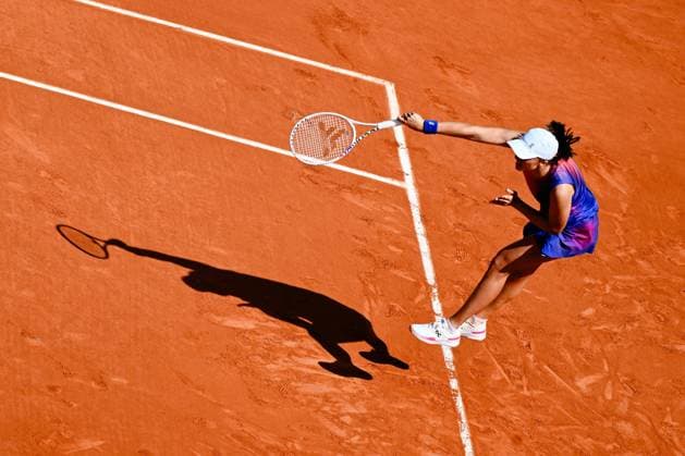 Iga Swiatek ( POL ) serves during the 2024 French Open at Roland Garros on June 6, 2024 in Paris, France. ( Photo by federico pestellini panoramic ) - TENNIS : Roland Garros 2024 - Internationaux de France - 06 06 2024 FedericoPestellini Panoramic 