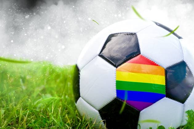 Fußball mit Regenbogen Fahne, Symbolbild sexuelle Identität im Profifußball. FOTOMONTAGE