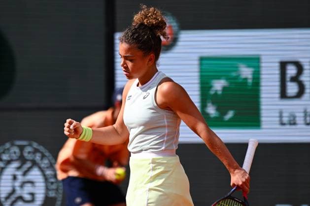 Jasmine Paolini ( ITA ) celebrates during the 2024 French Open at Roland Garros on June 6, 2024 in Paris, France. ( Photo by federico pestellini panoramic ) - TENNIS : Roland Garros 2024 - Internationaux de France - 06 06 2024 FedericoPestellini Panoramic 