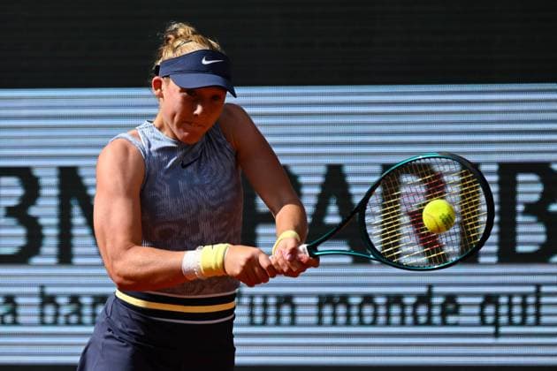 Mirra Andreeva ( RUS ) Jasmine Paolini ( ITA ) during the 2024 French Open at Roland Garros on June 6, 2024 in Paris, France. ( Photo by federico pestellini panoramic ) - TENNIS : Roland Garros 2024 - Internationaux de France - 06 06 2024 FedericoPestellini Panoramic 