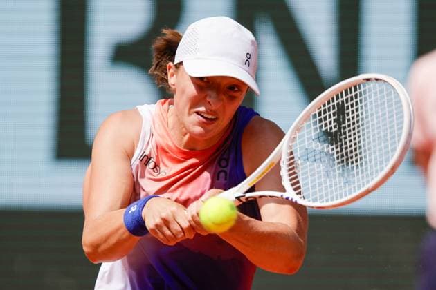06 06 2024, Tennis, French Open 2024 Roland Garros, FRA, Paris, Women™s Singles Court Philippe Chatrier SEMIFINALS Iga Swiatek POL Coco Gauff USA Picture from left , Iga Swiatek POL plays a backhand, focuses on the ball Copyright: HMBxMedia AntonioxBorga
