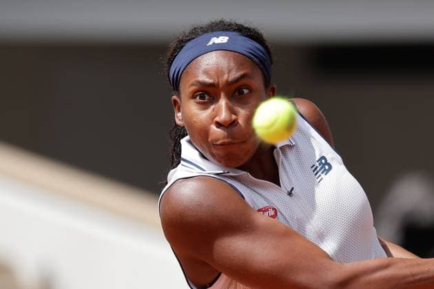 06 06 2024, Tennis, French Open 2024 Roland Garros, FRA, Paris, Women™s Singles Court Philippe Chatrier SEMIFINALS Iga Swiatek POL Coco Gauff USA Picture from left , Coco Gauff USA plays a backhand, focuses on the ball Copyright: HMBxMedia AntonioxBorga