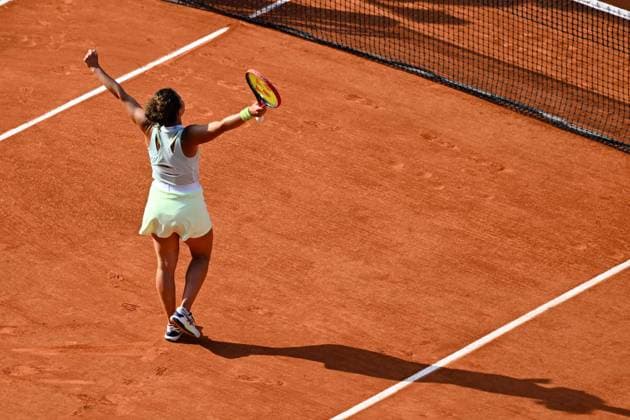Jasmine Paolini ( ITA ) celebrates her match victory during the 2024 French Open at Roland Garros on June 6, 2024 in Paris, France. ( Photo by federico pestellini panoramic ) - TENNIS : Roland Garros 2024 - Internationaux de France - 06 06 2024 FedericoPestellini Panoramic 