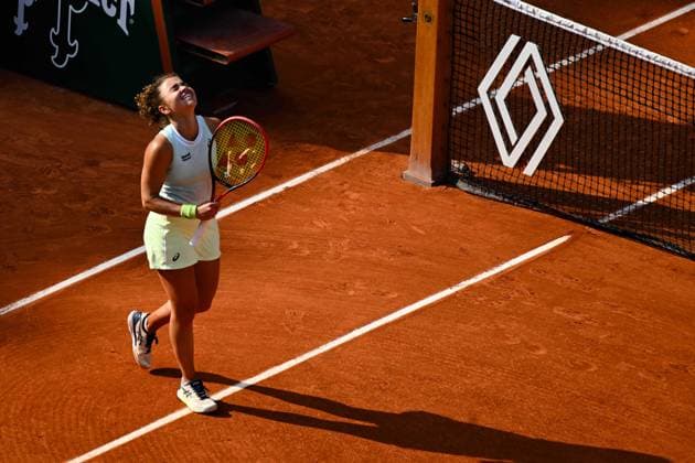 Jasmine Paolini ( ITA ) celebrates her match victory during the 2024 French Open at Roland Garros on June 6, 2024 in Paris, France. ( Photo by federico pestellini panoramic ) - TENNIS : Roland Garros 2024 - Internationaux de France - 06 06 2024 FedericoPestellini Panoramic 