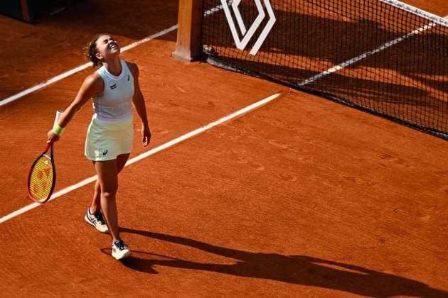 Jasmine Paolini ( ITA ) celebrates her match victory during the 2024 French Open at Roland Garros on June 6, 2024 in Paris, France. ( Photo by federico pestellini panoramic ) - TENNIS : Roland Garros 2024 - Internationaux de France - 06 06 2024 FedericoPestellini Panoramic 