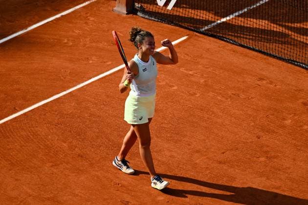 Jasmine Paolini ( ITA ) celebrates her match victory during the 2024 French Open at Roland Garros on June 6, 2024 in Paris, France. ( Photo by federico pestellini panoramic ) - TENNIS : Roland Garros 2024 - Internationaux de France - 06 06 2024 FedericoPestellini Panoramic 