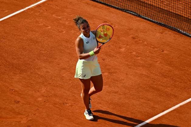 Jasmine Paolini ( ITA ) celebrates her match victory during the 2024 French Open at Roland Garros on June 6, 2024 in Paris, France. ( Photo by federico pestellini panoramic ) - TENNIS : Roland Garros 2024 - Internationaux de France - 06 06 2024 FedericoPestellini Panoramic 