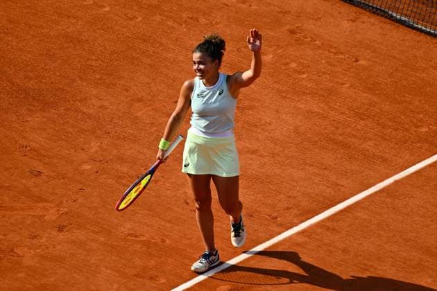 Jasmine Paolini ( ITA ) celebrates her match victory during the 2024 French Open at Roland Garros on June 6, 2024 in Paris, France. ( Photo by federico pestellini panoramic ) - TENNIS : Roland Garros 2024 - Internationaux de France - 06 06 2024 FedericoPestellini Panoramic 