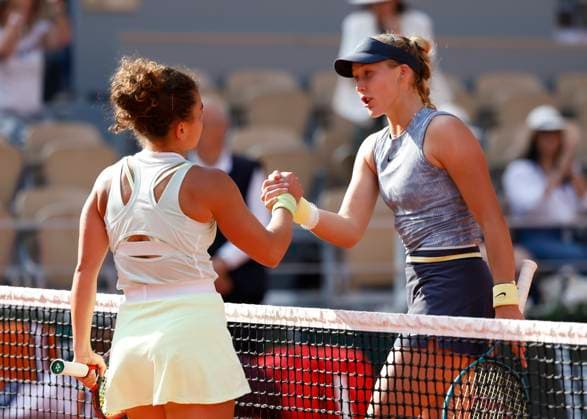 R L Mirra Andreeva congratulates the winner Jasmine Paolini, Semi Final, Semi Final Tennis French Open 2024 Roland Garros Paris France June 6, 2024 Copyright: xJuergenxHasenkopfx