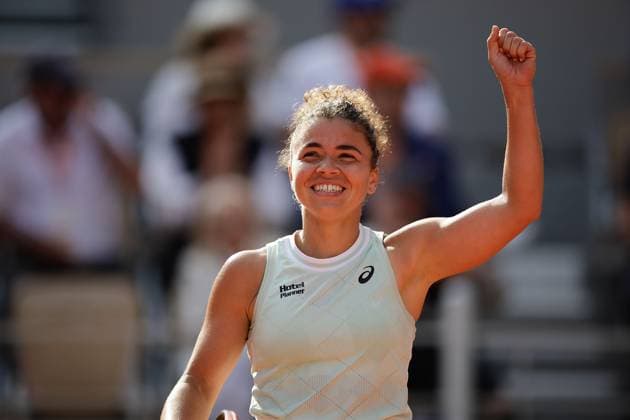06 06 2024, Tennis, French Open 2024 Roland Garros, FRA, Paris, Women™s Singles SEMIFINALS Jasmine Paolini ITA Mirra Andreeva picture from left , Jasmine Paolini ITA celebrates victory Copyright: HMBxMedia AntonioxBorga