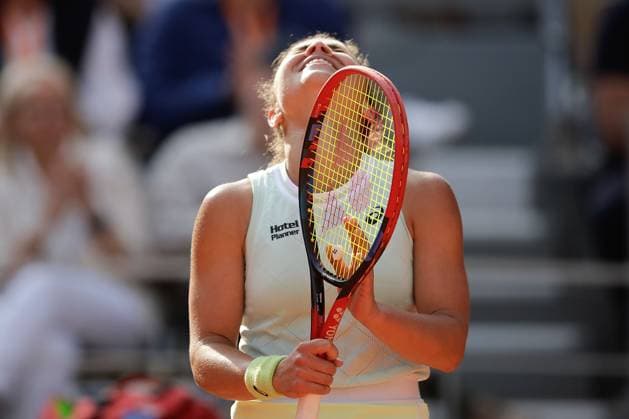 06 06 2024, Tennis, French Open 2024 Roland Garros, FRA, Paris, Women™s Singles SEMIFINALS Jasmine Paolini ITA Mirra Andreeva picture from left , Jasmine Paolini ITA celebrates victory Copyright: HMBxMedia AntonioxBorga