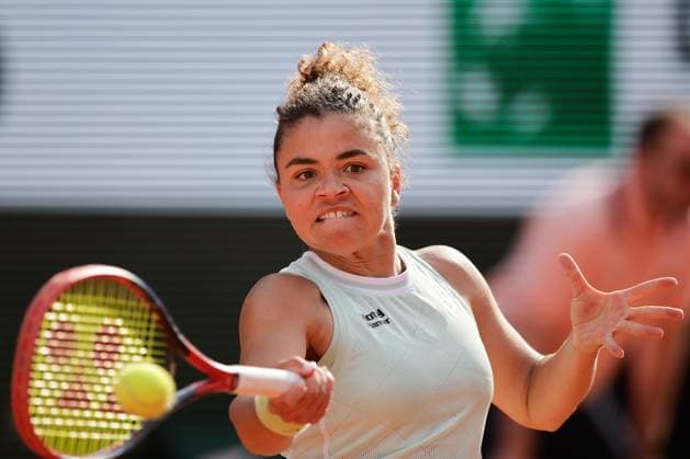 06 06 2024, Tennis, French Open 2024 Roland Garros, FRA, Paris, Women™s Singles SEMIFINALS Jasmine Paolini ITA Mirra Andreeva picture from left , Jasmine Paolini ITA plays a forehand Copyright: HMBxMedia AntonioxBorga
