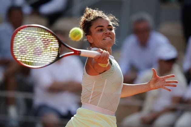 06 06 2024, Tennis, French Open 2024 Roland Garros, FRA, Paris, Women™s Singles SEMIFINALS Jasmine Paolini ITA Mirra Andreeva picture from left , Jasmine Paolini ITA plays a forehand Copyright: HMBxMedia AntonioxBorga